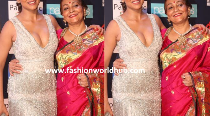 Shriya Saran and her mother at SIIMA Awards 2018