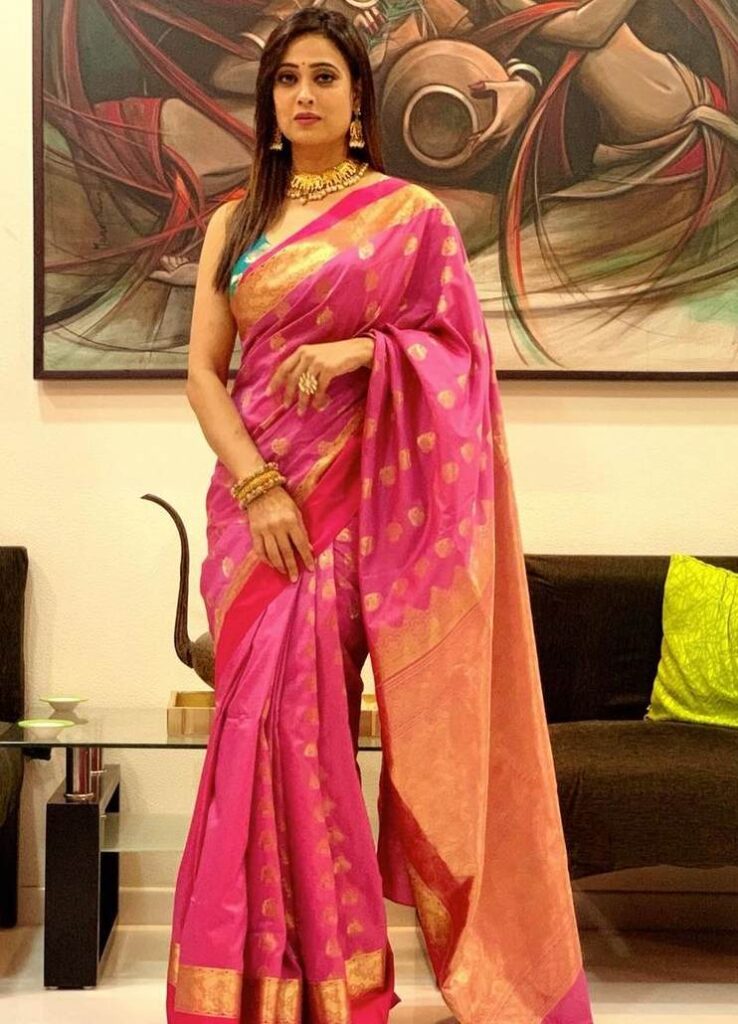 Shweta Tiwari’s in a pink silk saree for Dadasaheb Phalke Icon Award ...