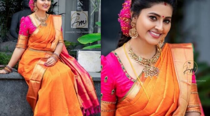 Actress Sneha prasanna stuns in Traditional silk saree!