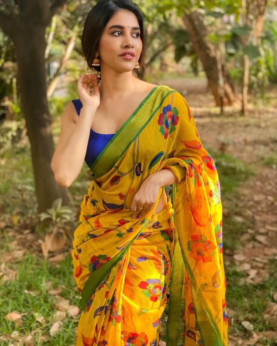 Buy Naaritva India Floral Jaal Pattern Banarasi Saree With Running Blouse  Online | Aza Fashions