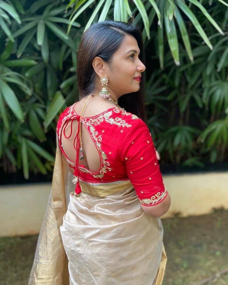Thabitha sukumar looking beautiful gold silk saree! | Fashionworldhub