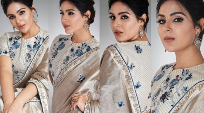 Samyuktha Menonlooking stunning in an ivory chanderi silk saree.
