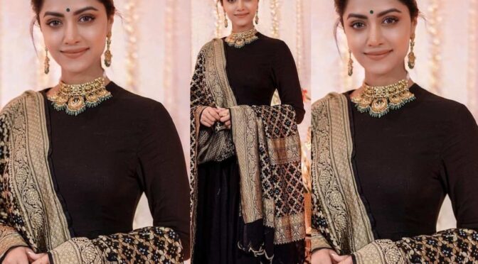 Mamta Mohandas looking gorgeous in black Anarkali suit with Benarasi dupatta!