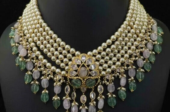 Pearl necklace with Tanzanite’s and emerald beads !