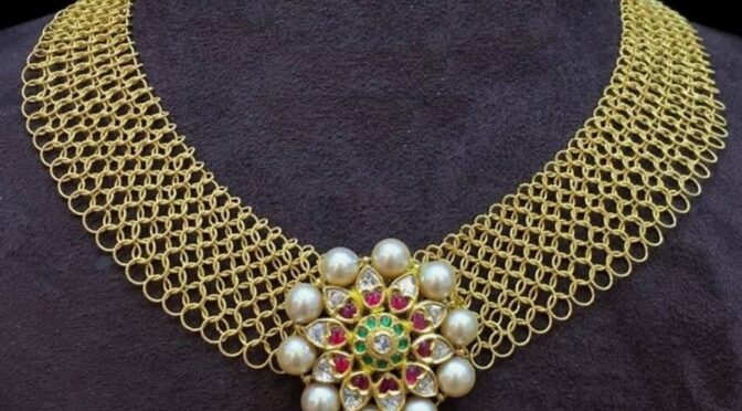 Gold mesh necklace with pearl pendant