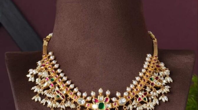 Gold Kundan guttapusala necklace