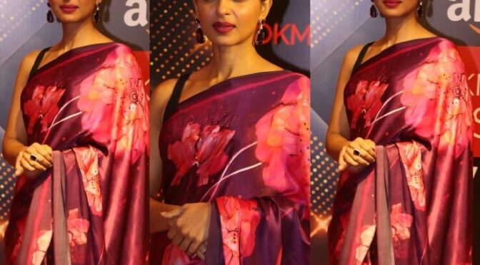 Radhika Apte in a pink saree by Satya Paul at Lokmat Stylish awards 2022!