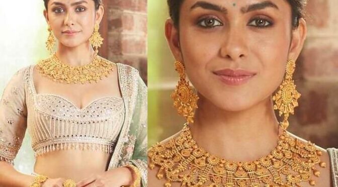 Mrunal thakur in antique gold necklace by PNG Jewellers
