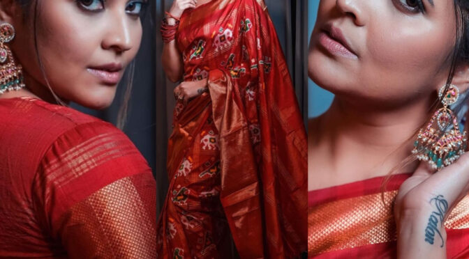 Anasuya Bharadwaj looks beautiful in a red saree!