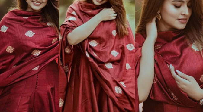 Sneha prasanna looks beautiful in a maroon Anarkali suit!