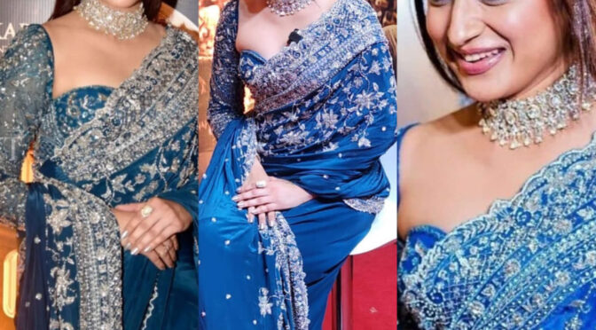 Trisha looks gorgeous in a blue saree at PS2 (Ponniyin selvan 2) audio launch event!